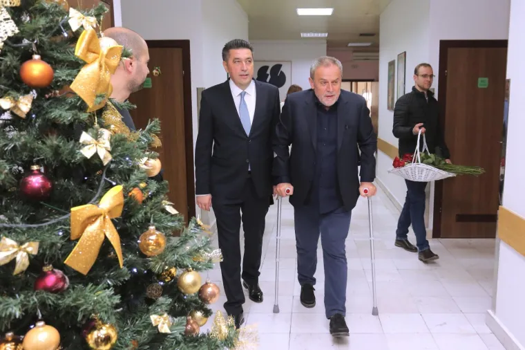 Predstojnik Klinike za ginekologiju i porodni&scaron;tvo KB Sveti Duh Berivoj Mi&scaron;ković kaže kako se u toj bolnici prije desetak godina rađalo između 3400 do 3500 djece, a povećanje broja rođenih pro&scaron;le godine dobar je znak u kontekstu ukupnog pada nataliteta jer je rođeno 23-oje vi&scaron;e, &scaron;to je cijeli jedan razred.   Istaknuo je i kako je broj poroda u Hrvatskoj u posljednjih 7-8 godina pao sa 42.000 na ispod 38.000, a 4000 poroda manje tijekom jedne godine jest kao da u gradovima poput Rijeke i Osijeka nije rođeno ni jedno dijete.