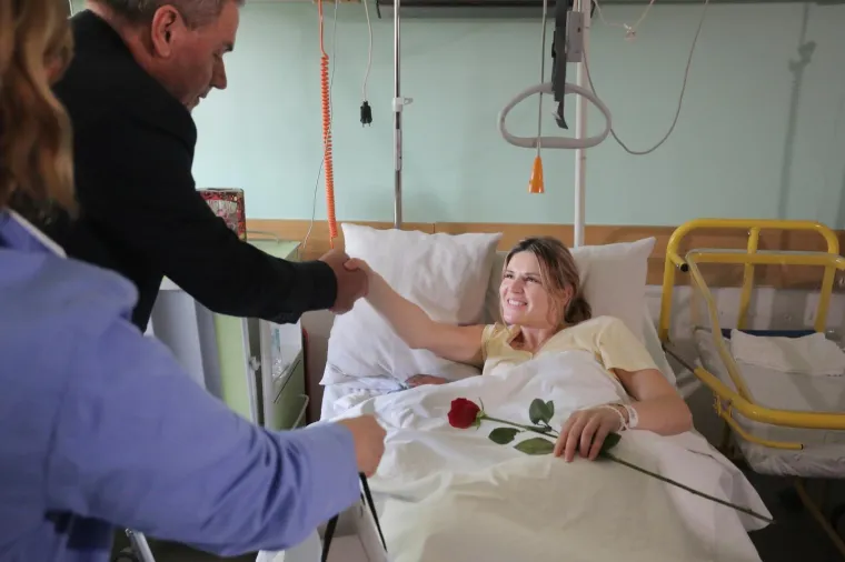 Zagrebački gradonačelnik Milan Bandić posjetio je na Novu  godinu roditelje i njihove bebe u Kliničkoj bolnici Sveti Duh, u kojoj je od ponoći do poslijepodneva rođeno &scaron;estero novorođenčadi.  Nakon obilaska odjela na kojemu je trenutno 21 rodilja, kojima je uručio prigodne darove, gradonačelnik Bandić izjavio je kako je sretan jer je u tom rodili&scaron;tu u 2018. godine rođeno 23-oje djece vi&scaron;e nego 2017. godine.