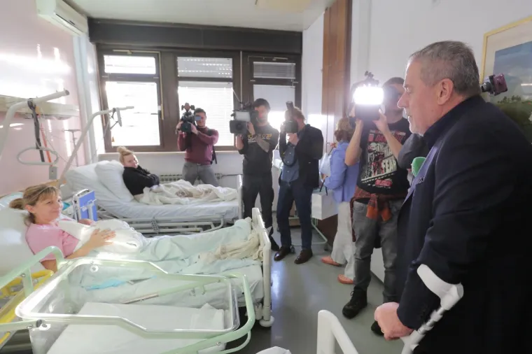"Zamislite da taj trend prati Hrvatska, onda ne bi svakih deset godina ostali bez dva grada veličine Karlovca, odnosno 70.000 ljudi. Zato ću sve učiniti, ne kao gradonačelnik jer sam to već u Zagrebu učinio, nego kao saborski zastupnik koji je &scaron;est puta izabran - možda u 2019. dođem u Sabor nikad se ne zna - da u ime Kluba stranke rada i solidarnosti predložimo projekt roditelj-odgajatelj u cijeloj Hrvatskoj, kao &scaron;to smo pro&scaron;le godine predložili, a ove godine će zaživjeti besplatni &scaron;kolski udžbenici za osnovne &scaron;kole", najavio je Bandić.
