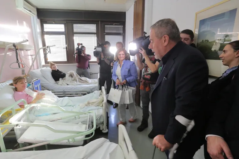 "Uvjeren sam da će to premijer Plenković i Vlada prihvatiti, da u Hrvatskoj za 7-8 godina bude vi&scaron;e rođenih nego umrlih. Bez ozbiljnog pristupa stvarima nema pomaka u ovoj zemlji. Znanje, obrazovanje, rad i zapo&scaron;ljavanje, solidarnost i zajedni&scaron;tvo su budućnost ove zemlje, ali sve to skupa pada u vodu ako nema ljudi", kazao je.