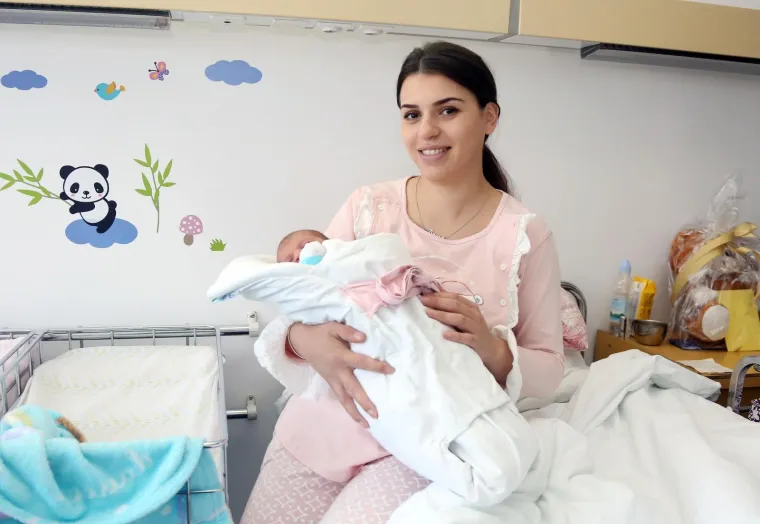 U kninskoj bolnici rođena je prva beba u Hrvatskoj. Beba je djevojčica Mia a sretni roditelji Filomena i Sebastijan Ćibarić. Mia je svijet ugledala  u prvoj minuti prvog dana ove godine.Te&scaron;ka je 3,40 i duga 49cm a porod je protekao u najboljem redu rekao je doktor Marko Čičak koji je obavio porođaj.
Photo: Dusko Jaramaz/PIXSELL