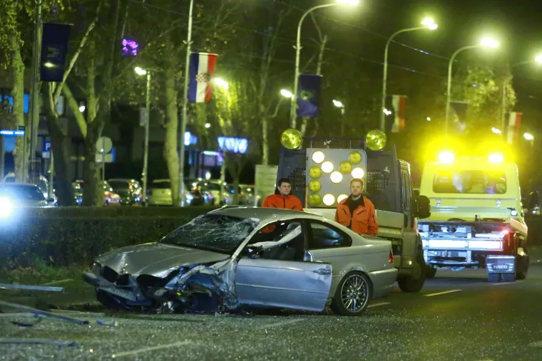 Zagreb - Oko 19:30 došlo je do prometne nesreće na Ulici grada Vukovara u blizini križanja s Avenijom Marina Držića u kojoj se automobil zaletio u tramvajsku stanicu.Photo: Borna Filic/PIXSELL