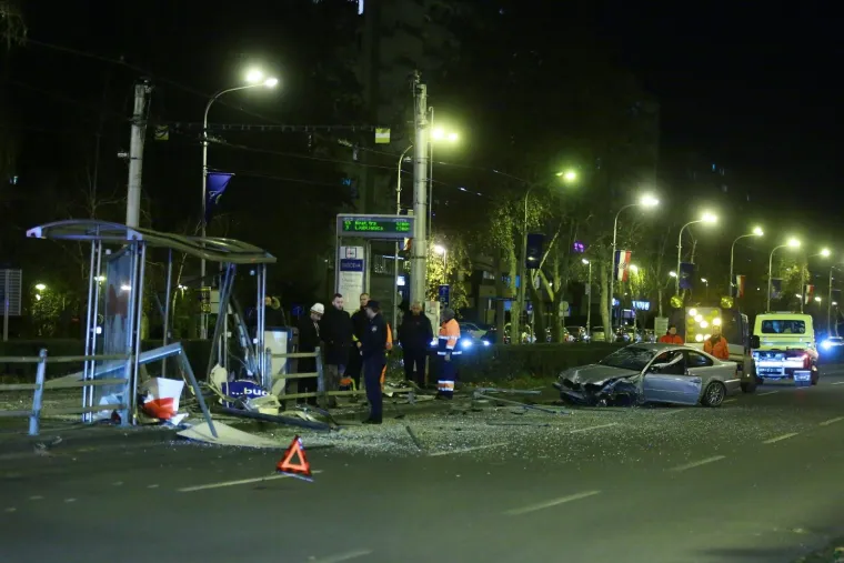 TOTALNI KAOS NA VUKOVARSKOJ: BMW-om se zaletio u tramvajsku stanicu, raznio je na komadiće