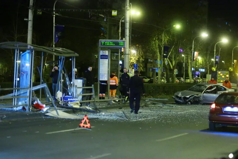 TOTALNI KAOS NA VUKOVARSKOJ: BMW-om se zaletio u tramvajsku stanicu, raznio je na komadiće