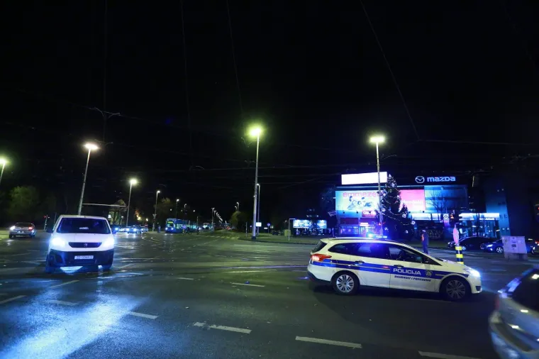 TOTALNI KAOS NA VUKOVARSKOJ: BMW-om se zaletio u tramvajsku stanicu, raznio je na komadiće