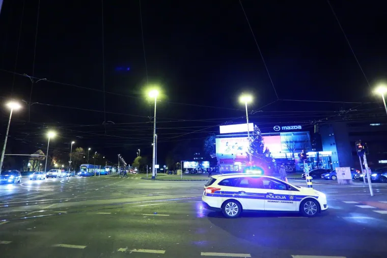 TOTALNI KAOS NA VUKOVARSKOJ: BMW-om se zaletio u tramvajsku stanicu, raznio je na komadiće