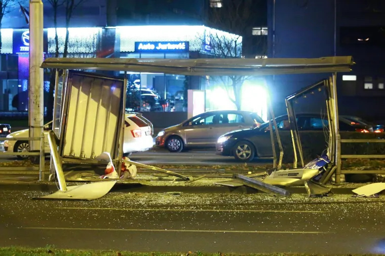 TOTALNI KAOS NA VUKOVARSKOJ: BMW-om se zaletio u tramvajsku stanicu, raznio je na komadiće