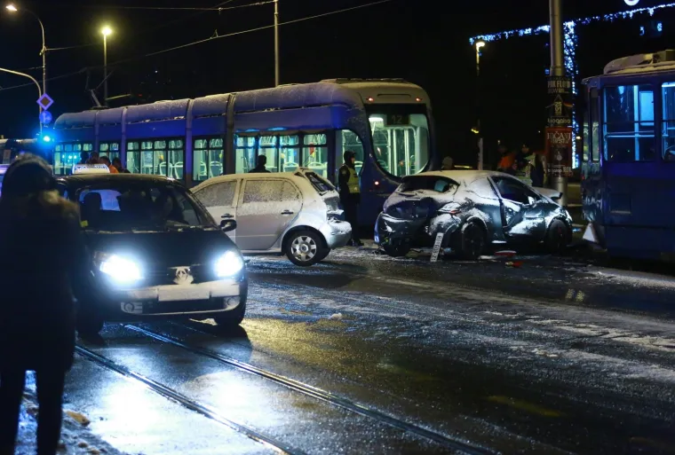 Sudarili se dva tramvaja i dva automobila kod ravnica