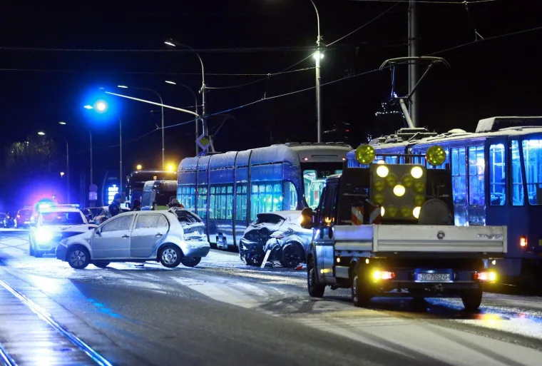 Sudarili se dva tramvaja i dva automobila kod ravnica
