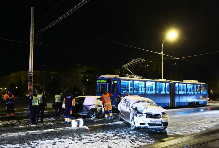 Sudarili se dva tramvaja i dva automobila kod ravnica