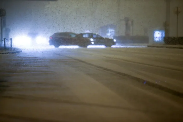 Snijeg pada u Zagrebu, Slavoniji i Lici: Orkanska bura na jugu nosila krovove i zatvorila ceste