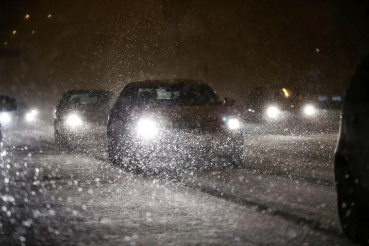 Snijeg pada u Zagrebu, Slavoniji i Lici: Orkanska bura na jugu nosila krovove i zatvorila ceste
