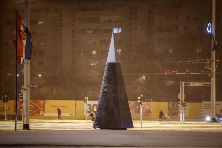 Snijeg pada u Zagrebu, Slavoniji i Lici: Orkanska bura na jugu nosila krovove i zatvorila ceste