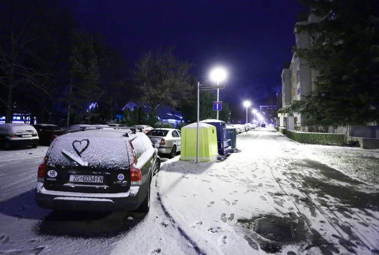 Snijeg pada u Zagrebu, Slavoniji i Lici: Orkanska bura na jugu nosila krovove i zatvorila ceste