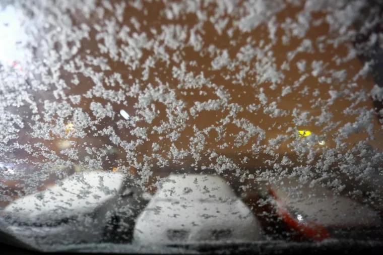 Snijeg pada u Zagrebu, Slavoniji i Lici: Orkanska bura na jugu nosila krovove i zatvorila ceste