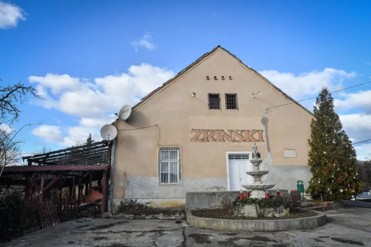 U srijedu oko 20 sati u ulici Vinec u Maksimiru izbio je požar terase ugostiteljskog objekta Zrinski.  Prema izvje&scaron;ću policije nagorjela je drvena građa i dio krovi&scaron;ta. U požaru nitko nije ozlijeđen.