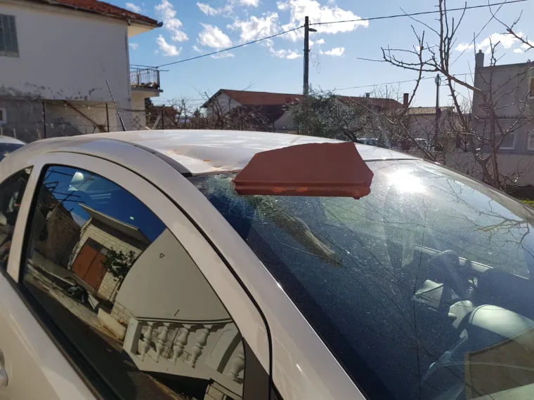 Orkanska bura poharala Posedarje: Počupane cigle, slomljeni betonski dimnjaci, masline iščupane iz korijena...