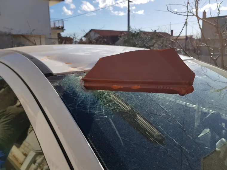 Orkanska bura poharala Posedarje: Počupane cigle, slomljeni betonski dimnjaci, masline iščupane iz korijena...