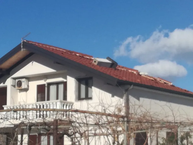 Orkanska bura poharala Posedarje: Počupane cigle, slomljeni betonski dimnjaci, masline iščupane iz korijena...