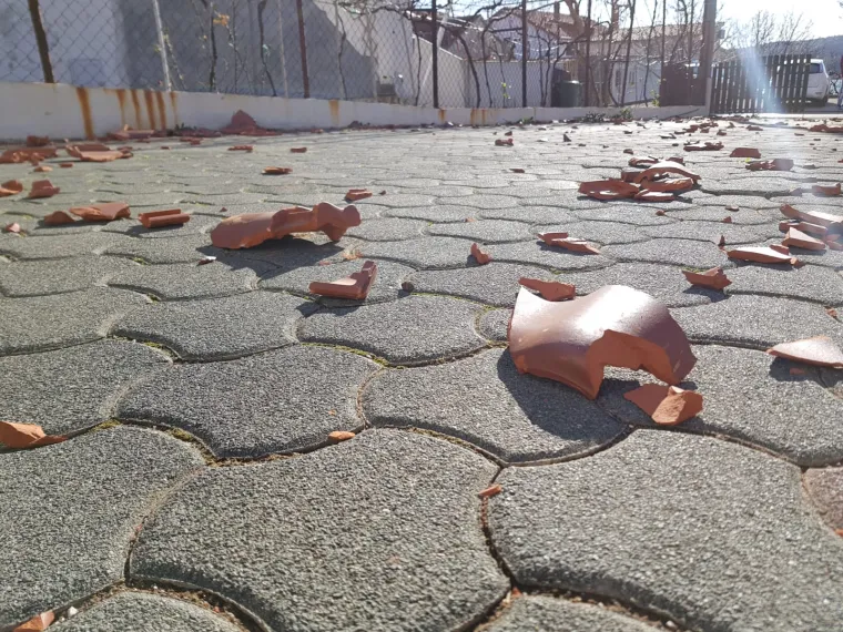 Orkanska bura poharala Posedarje: Počupane cigle, slomljeni betonski dimnjaci, masline iščupane iz korijena...