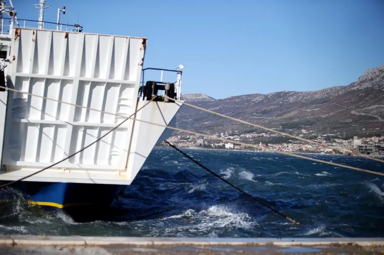 Orkanska bura poharala Posedarje: Počupane cigle, slomljeni betonski dimnjaci, masline iščupane iz korijena...