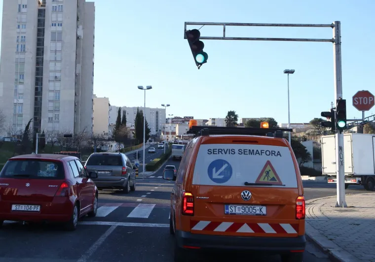 Orkanska bura poharala Posedarje: Počupane cigle, slomljeni betonski dimnjaci, masline iščupane iz korijena...