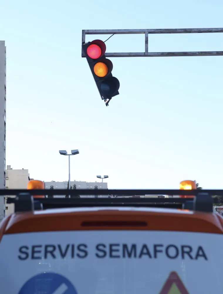 Orkanska bura poharala Posedarje: Počupane cigle, slomljeni betonski dimnjaci, masline iščupane iz korijena...