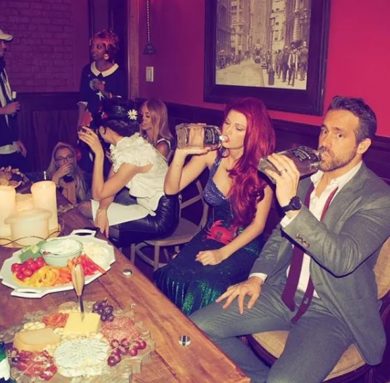 Taylor je nazdravljala s mužem od Blake, Ryan Reynoldsom koji nije bio raspoložen za kostimiranje.