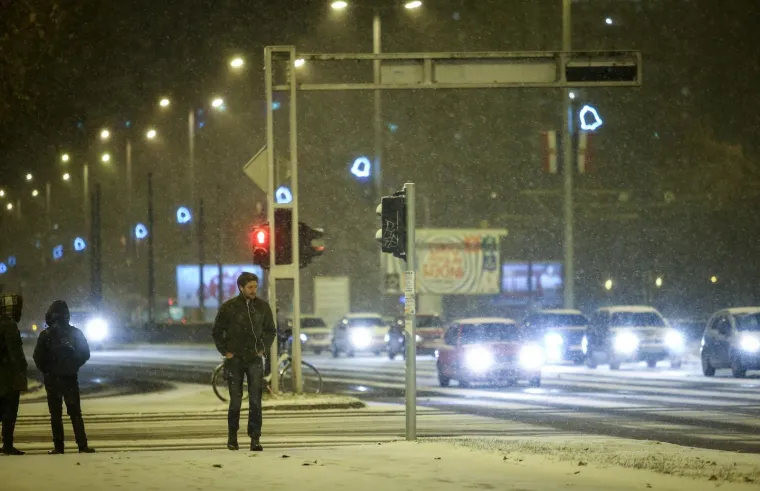 Zagreb: Gust snijeg prekrio gradske ulice 3.1.2019., Zagreb - U vecernjim satima u Zagrebu je poceo padati jak snijeg koji je zabijelio ulice. Photo: Igor Soban/PIXSELL