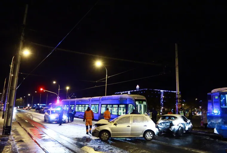 Zagreb: Sudarili se dva tramvaja i dva automobila kod Ravnica  03.01.2019., Zagreb - U Maksimirskoj doslo je do sudara dva osobna automobila i dva tramvaja. Policijski ocevid je u tijeku. Photo: Borna Filic/PIXSELL