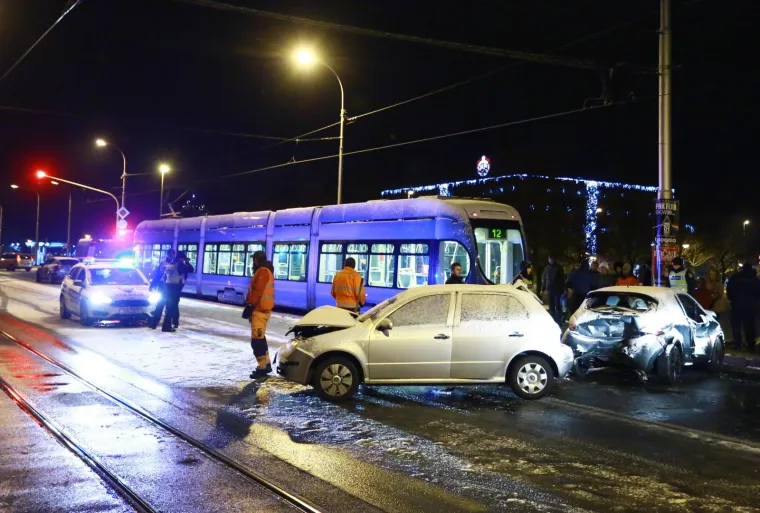 Sudar dva automobila i dva tramvaja na zagrebačkim Ravnicama