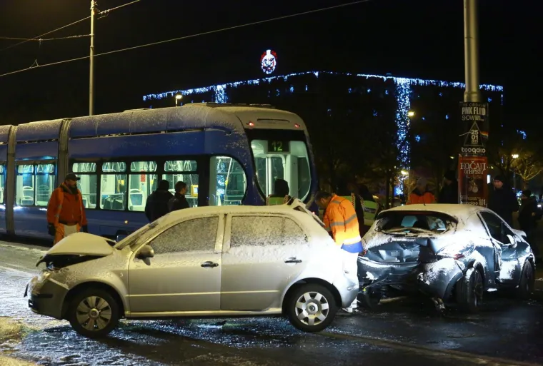 Sudar dva automobila i dva tramvaja na zagrebačkim Ravnicama