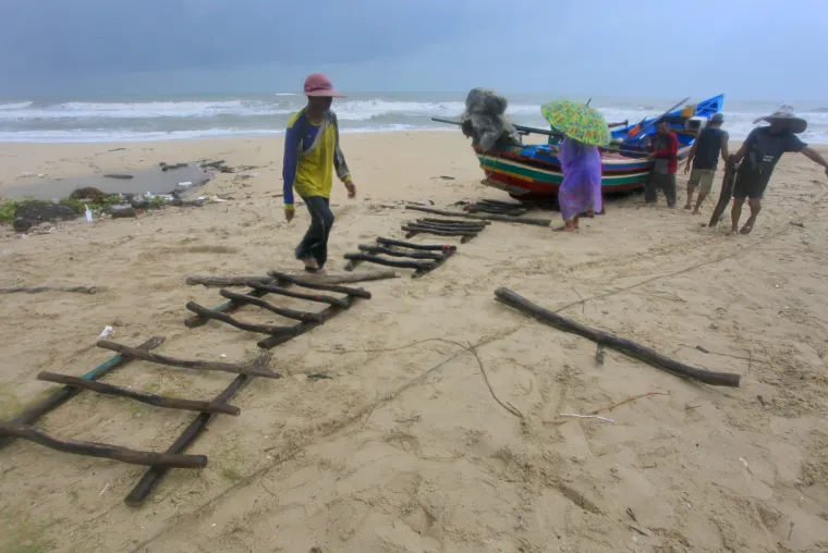 Tajland udarila najjača oluja posljednjih desetljeća: Tisuće turista napustilo popularne otoke