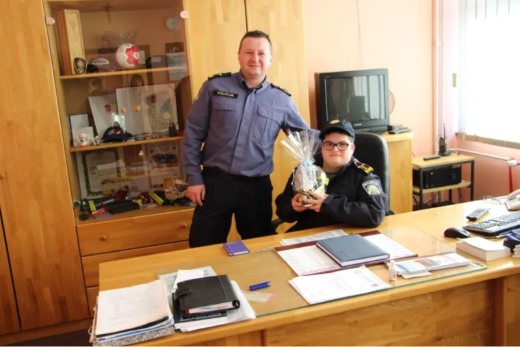 Ostvarili san mladiću s Downovim sindromom: Na jedan dan postao je načelnik policijske postaje
