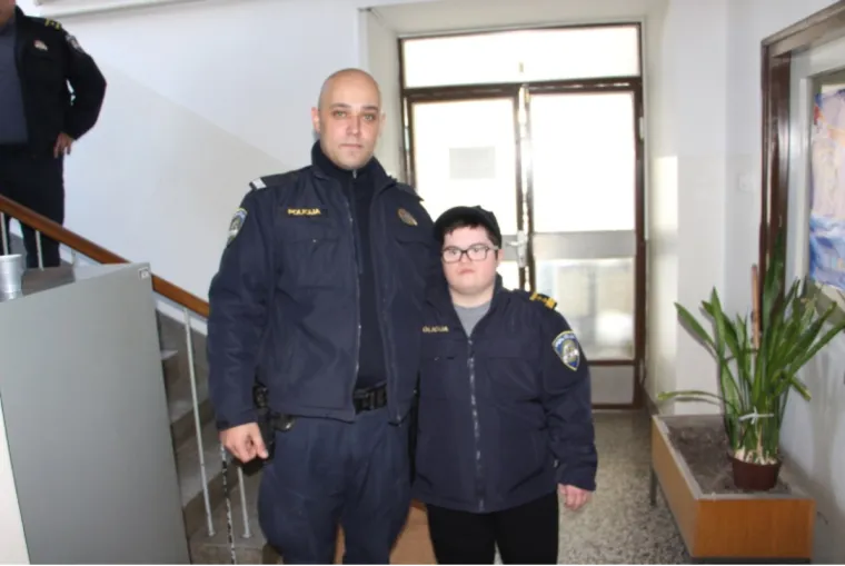Ostvarili san mladiću s Downovim sindromom: Na jedan dan postao je načelnik policijske postaje