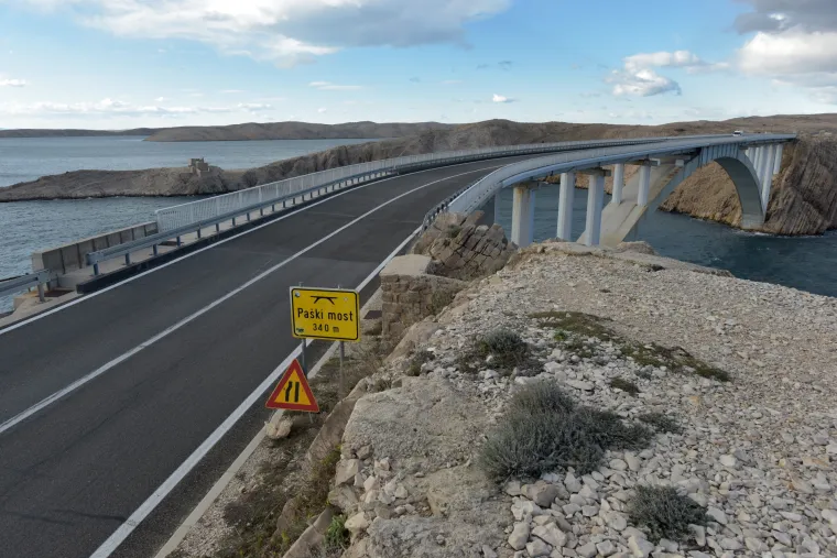 FOTO Jaka bura prevrnula kamion kod Pa&scaron;kog mosta