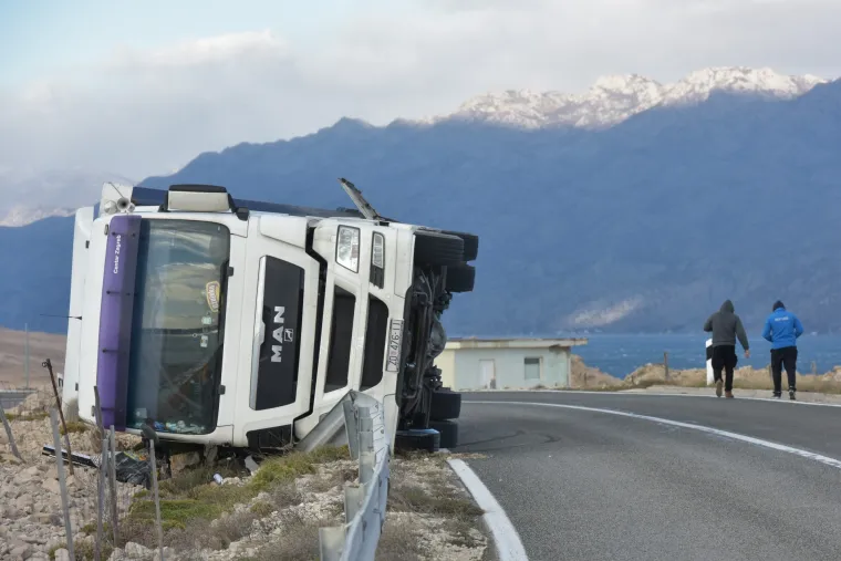 FOTO Jaka bura prevrnula kamion kod Pa&scaron;kog mosta