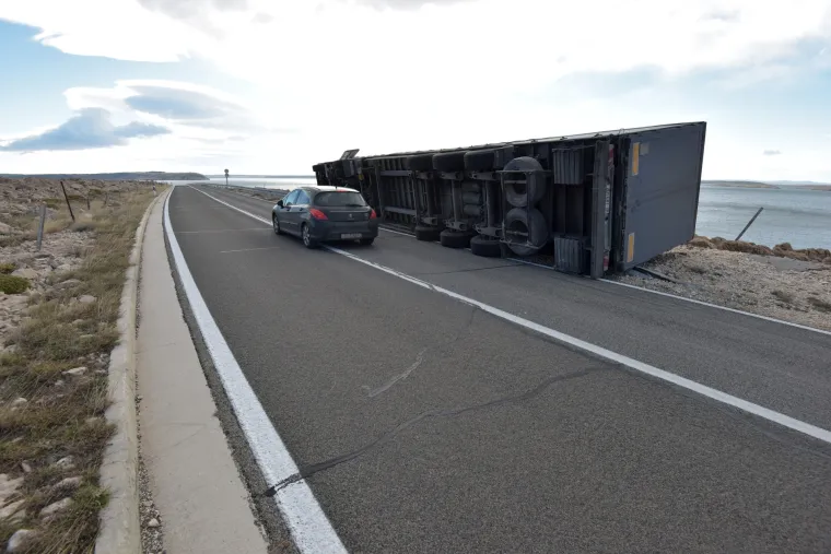 FOTO Jaka bura prevrnula kamion kod Pa&scaron;kog mosta
