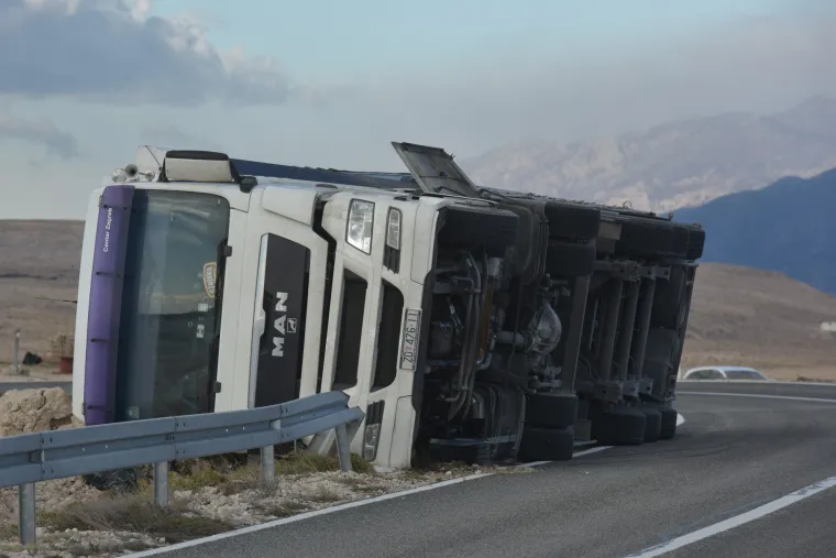 FOTO Jaka bura prevrnula kamion kod Pa&scaron;kog mosta