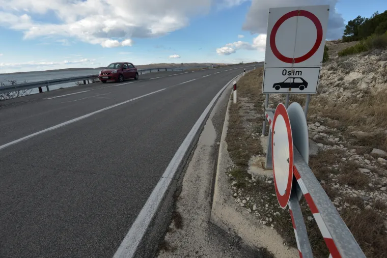 FOTO Jaka bura prevrnula kamion kod Pa&scaron;kog mosta