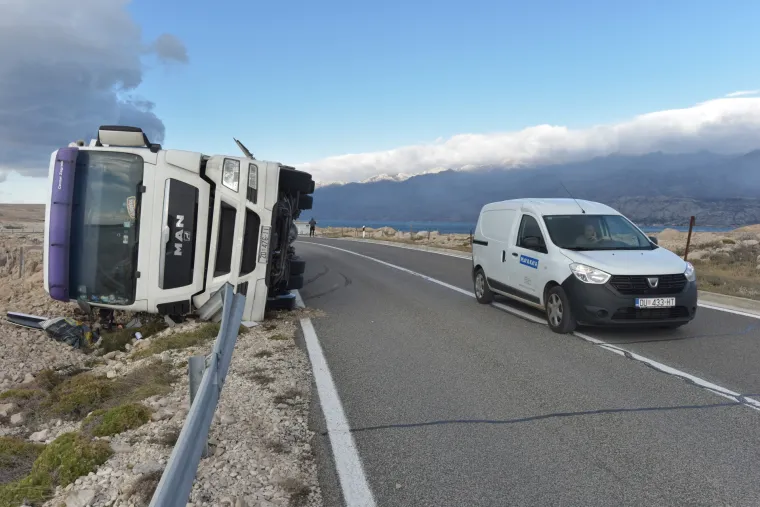 FOTO Jaka bura prevrnula kamion kod Pa&scaron;kog mosta