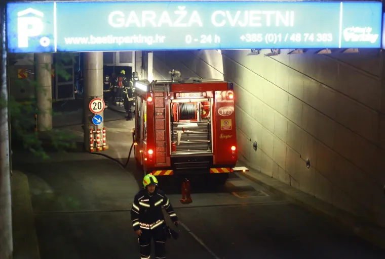 Intervencija vatrogasaca zbog kvara trafostanice u garaži centra Cvjetni