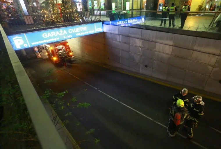 Intervencija vatrogasaca zbog kvara trafostanice u garaži centra Cvjetni