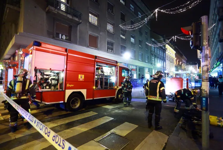 Zagreb: Intervencija vatrogasaca zbog kvara trafostanice u garaži centra Cvjetni 04.01.2019., Zagreb - U garazi trgovackog centra Cvjetni doslo je do kvara na trafostanici zbog cega je centar grada ostao bez struje, a iz garaze se sirio gusti dim. U tijeku je intervencija vatrogasaca i policije. Photo: Borna Filic/PIXSELL