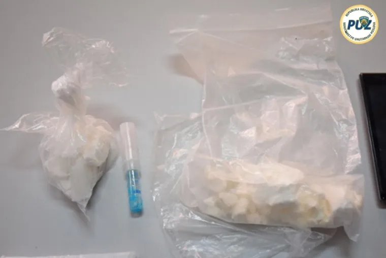 Policija kod 54-godi&scaron;njaka iz Zagreba prona&scaron;la kokain, marihuanu, digitalne vage...