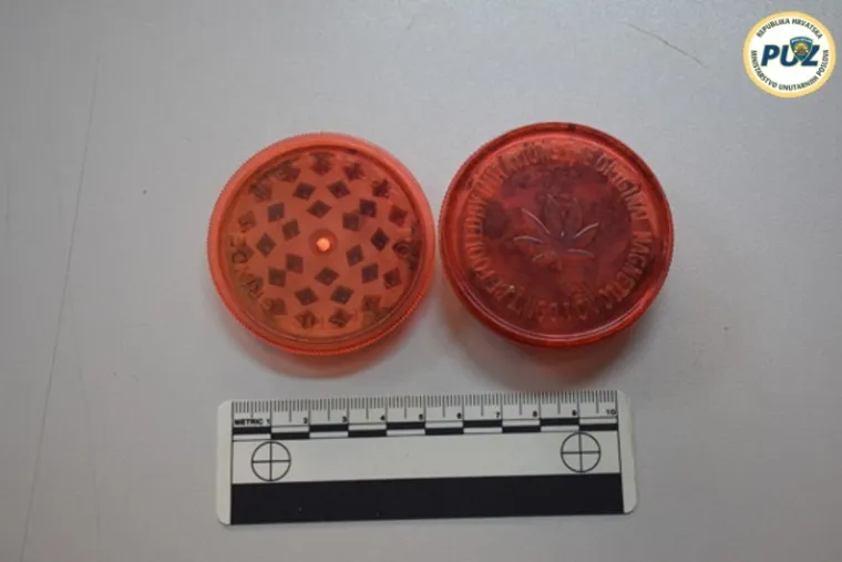 Policija kod 54-godi&scaron;njaka iz Zagreba prona&scaron;la kokain, marihuanu, digitalne vage...