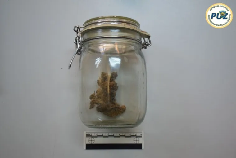 Policija kod 54-godi&scaron;njaka iz Zagreba prona&scaron;la kokain, marihuanu, digitalne vage...