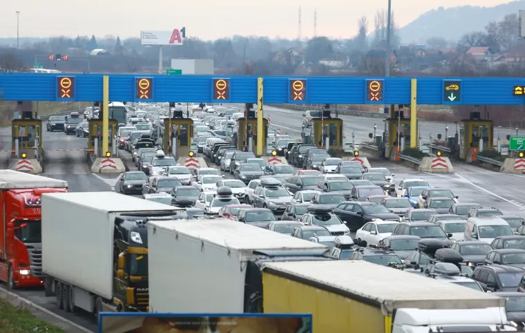 Kaos i gužve na granicama: Hrvati masovno pohrlili prema popularnim skijali&scaron;tima