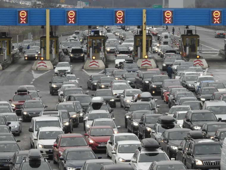 Kaos i gužve na granicama: Hrvati masovno pohrlili prema popularnim skijali&scaron;tima