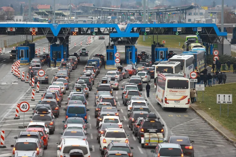 Kaos i gužve na granicama: Hrvati masovno pohrlili prema popularnim skijali&scaron;tima